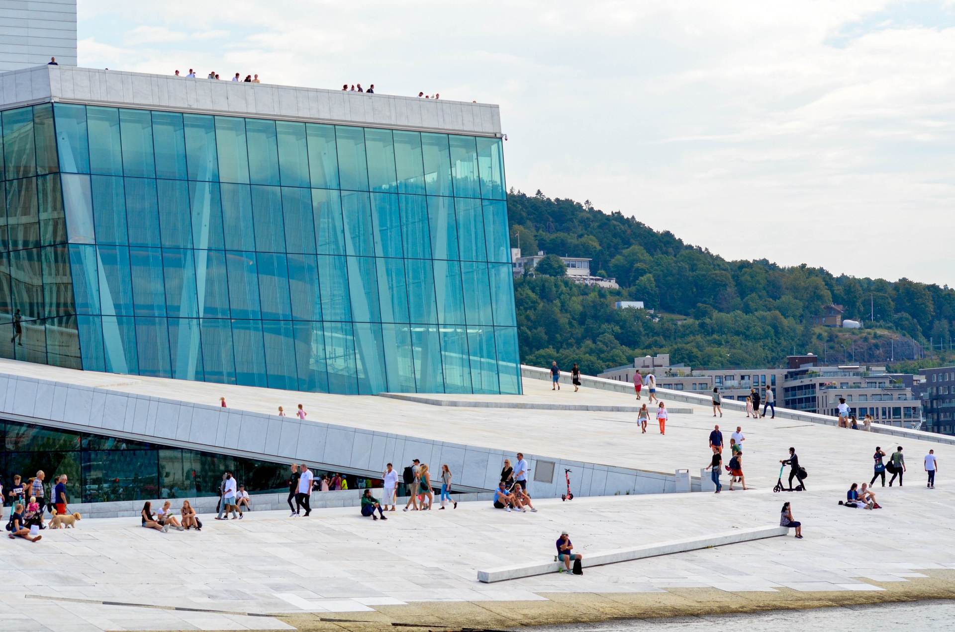 人们在奥斯陆歌剧院的屋顶上散步、休憩
